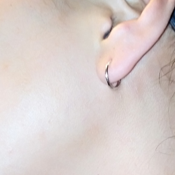 Tiny Sterling silver infinity hoop earrings 1 set - Picture 2 of 3